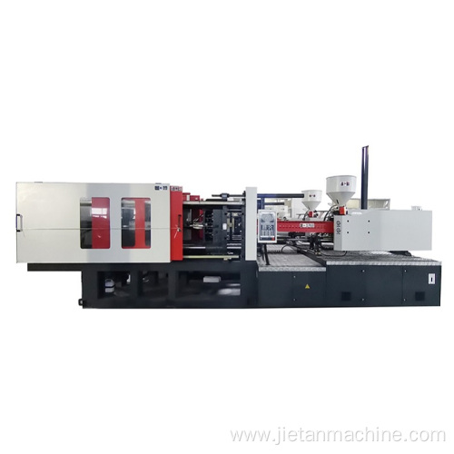 Plastic injection machine with robot arm